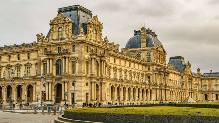 Exploration of the Louvre Museum