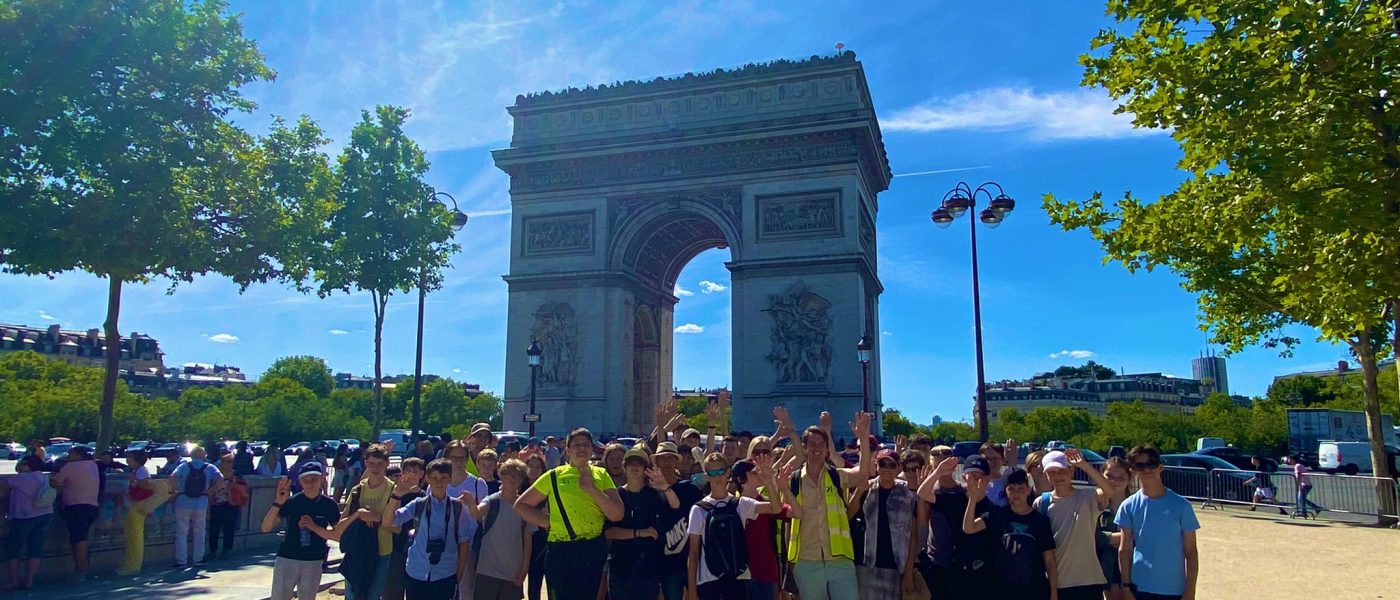 Christian school group at the Arc de Triomphe